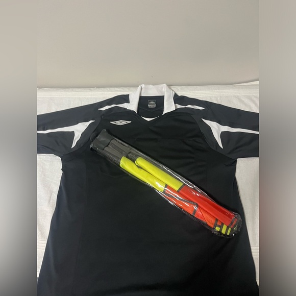 2008 Umbro Soccer Referee Black Jersey L Size With A Flag Set . - Picture 5 of 8